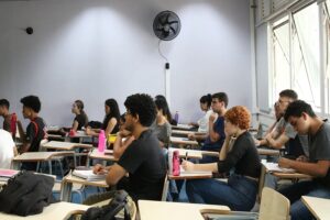 Diploma de ensino superior pode mais que dobrar salário no Brasil