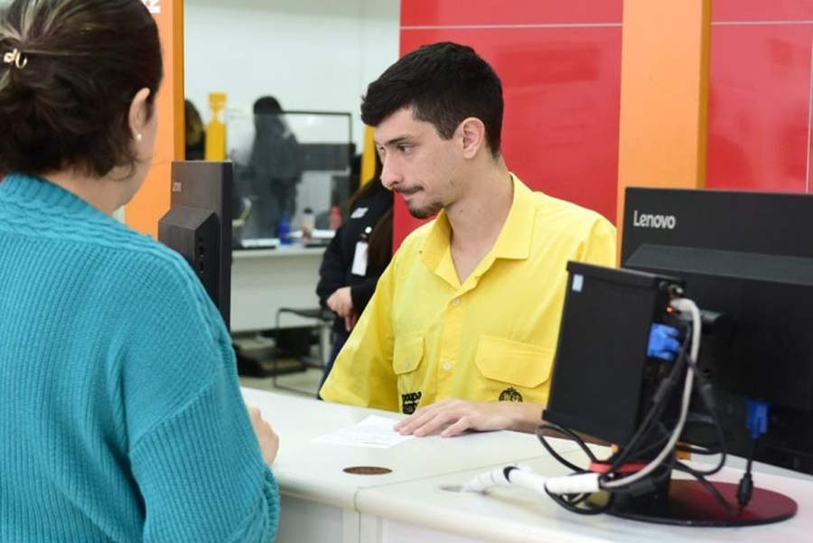 Poupatempo oferece apoio para cadastro de currículo e consulta de vagas de emprego em SP