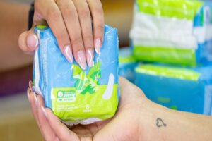 ficou mais fácil retirar absorventes gratuitos pelo SUS; saiba como