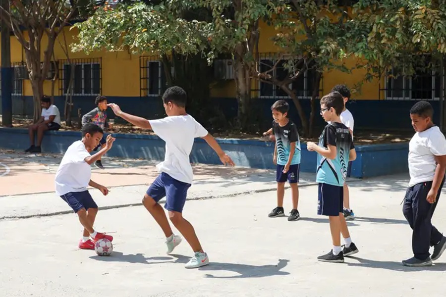 Alunos jogam futebol durante intervalo no Ginásio Experimental Olímpico Reverendo Martin Luther King, no Rio de Janeiro. Foto: Tomaz Silva/Agência Brasil 