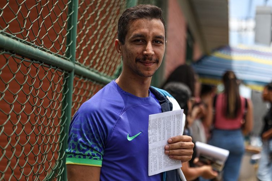 Diego Lima aguarda para fazer a Prova Nacional Docente em Brasília. Foto Marcelo Camargo/Agência Brasil