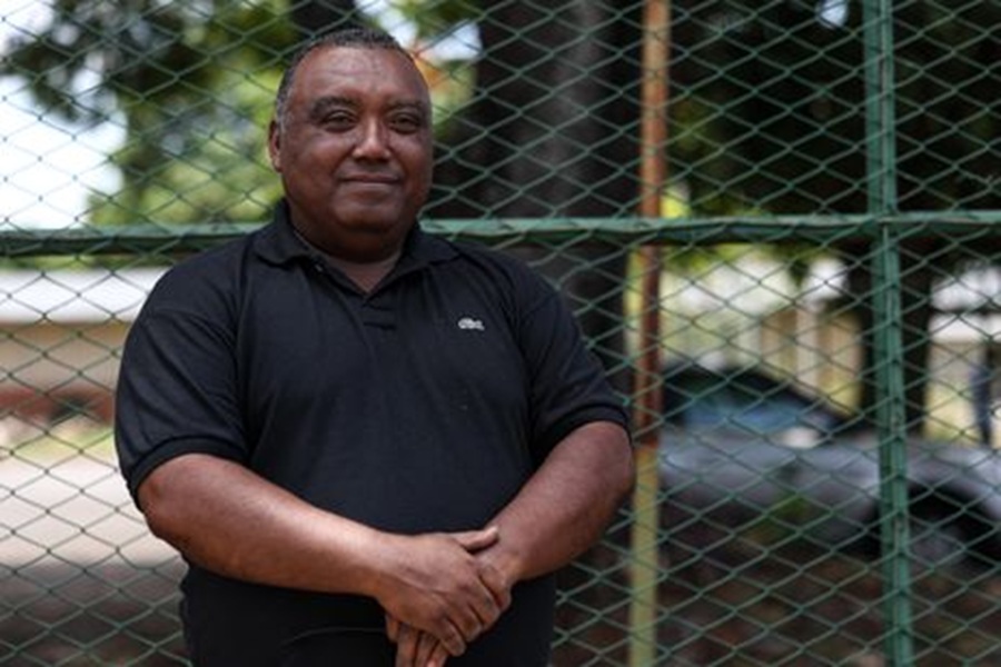Francisco Gilvar aguarda a abertura dos portões para realização da Prova Nacional Docente - Foto: Marcelo Camargo/Agência Brasil