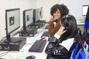 Governo de SP abre consulta pública sobre novo currículo digital nas escolas