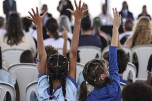 Mais brincadeira, menos tela: confira dicas para uma infância saudável