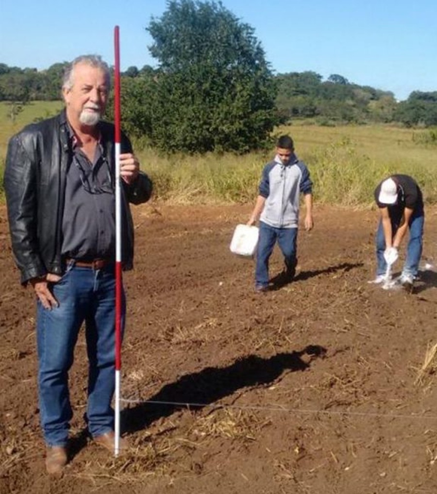 Professor Antonio e alunos durante processo de marcações em plantação de eucalipto, na Etec de Monte Aprazível | Foto: Divulgação