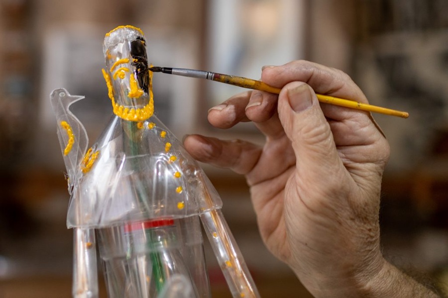 Claudinei transformar garrafas PET em diversas obras a partir do trabalho manual