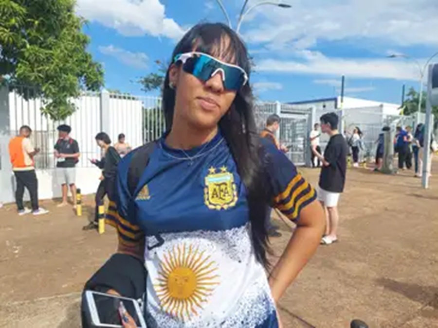 Brasília (DF) 16/11/2025 – Erika Tauany foi uma das primeiras a deixar sala de provas do Enem. Foto: Daniella Almeida/Agência Brasil