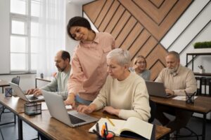 Governo de SP lança Trampolim 60+ para ampliar empregabilidade e qualificação da terceira idade