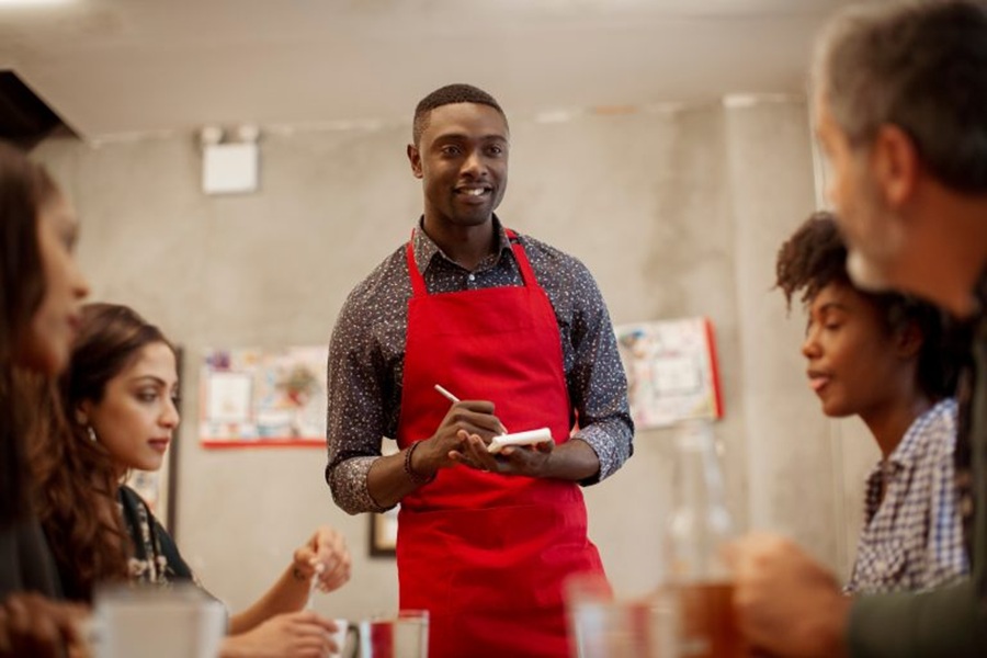 Governo de SP oferta 1,9 mil vagas no setor de comércio e serviços