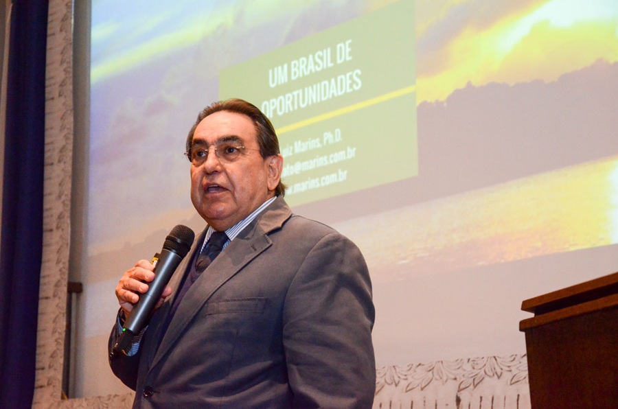 Luiz Almeida Marins Filho é antropólogo, licenciado em História e possui formação em Direito, Ciência Política, Negociação, Planejamento e Marketing