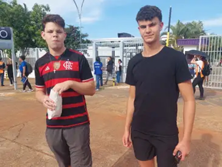 Os irmãos Felipe e Bruno Turazzi, de 16 e 17 anos, fizeram o Enem na condição de treineiros. Foto: Daniella Almeida/Agência Brasil