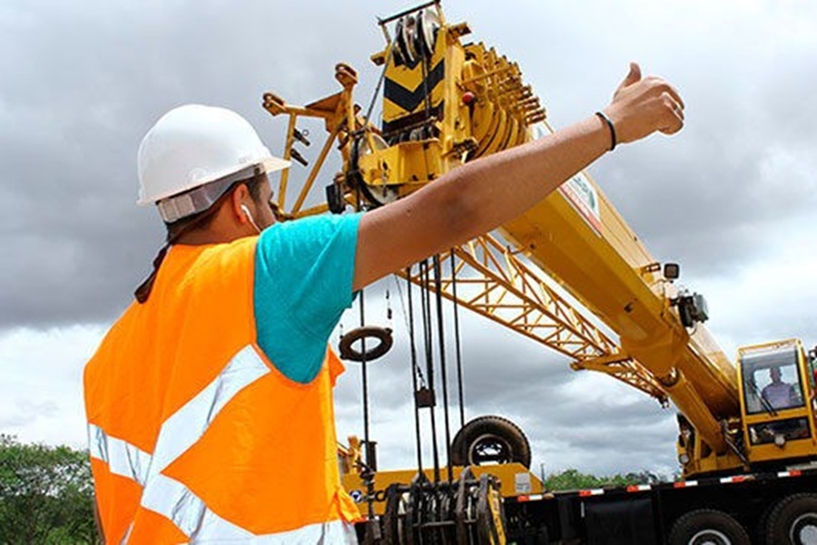 Prefeitura de Sorocaba e iniciativa privada oferecem o curso gratuito de sinaleiro – movimentação segura de cargas