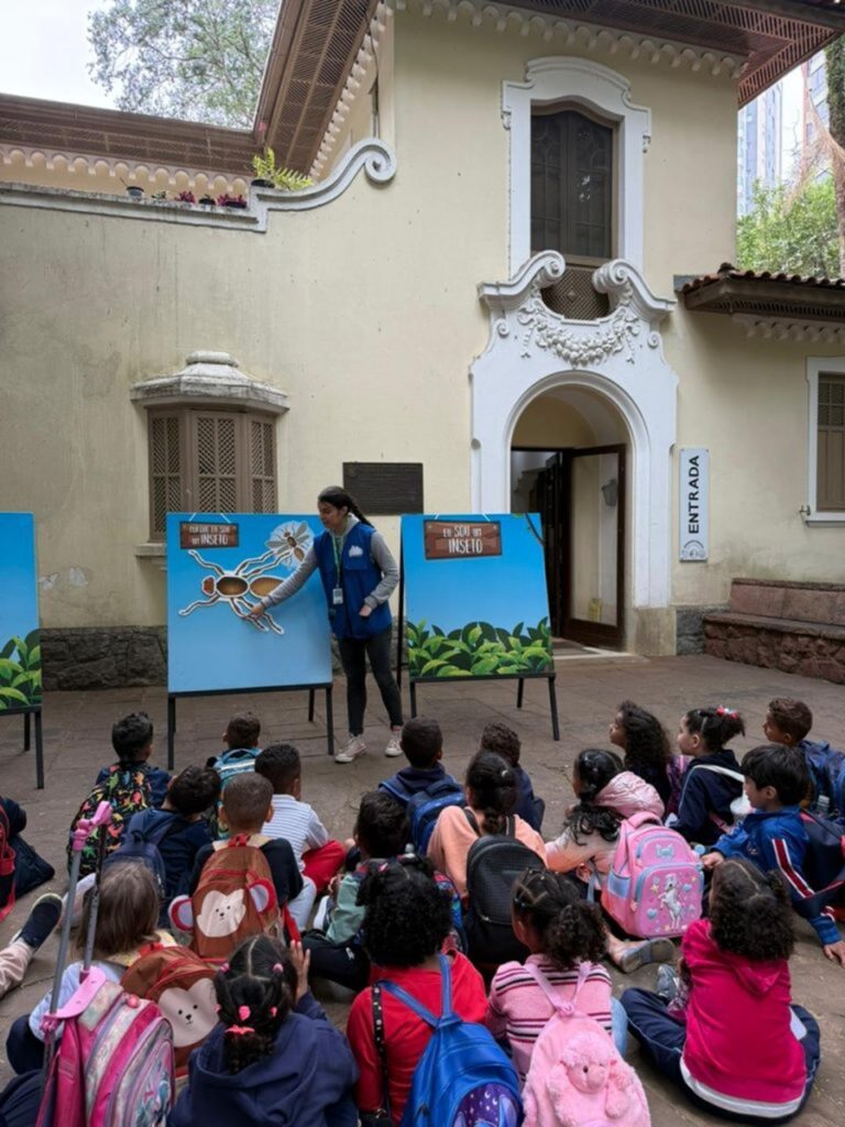 Pensada para acessibilidade e inclusão, a mostra conta com áudio-guia, mapa tátil, plataforma elevatória, painéis em braille e cenografias imersivas. Foto: Governo de SP