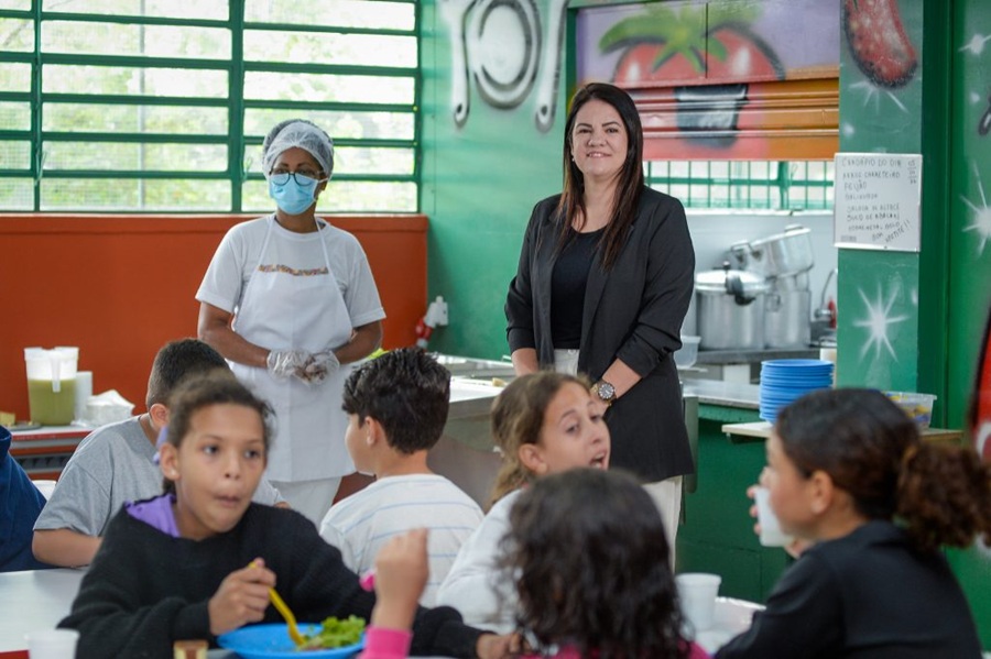 A diretora Nubia, durante o primeiro dia de almoço nas férias. Fotos: Marco Ankosqui/Governo de SP