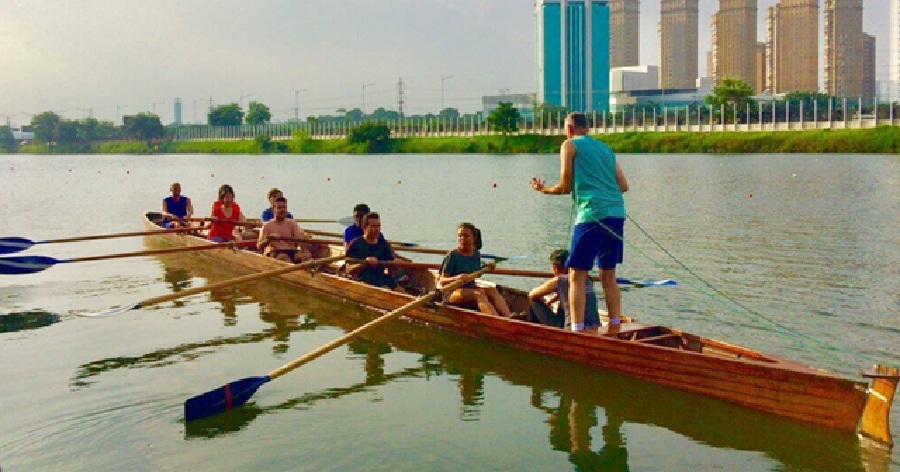 Prática de remo, uma das modalidades oferecidas na raia olímpica do Cepeusp 