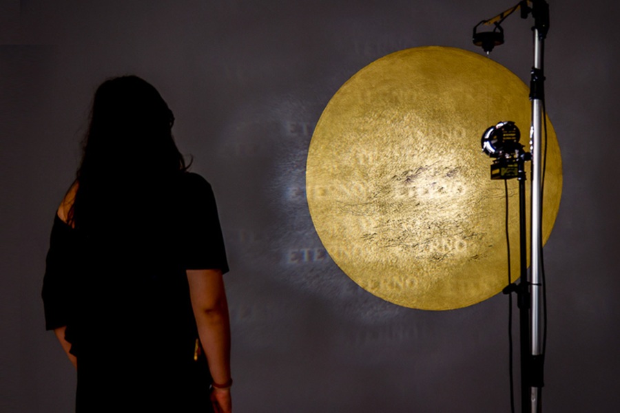 nstalação “Eternidade” (2025), dos artistas Sandra Cinto e Albano Afonso. Foto: Cecília Bastos/USP Imagens