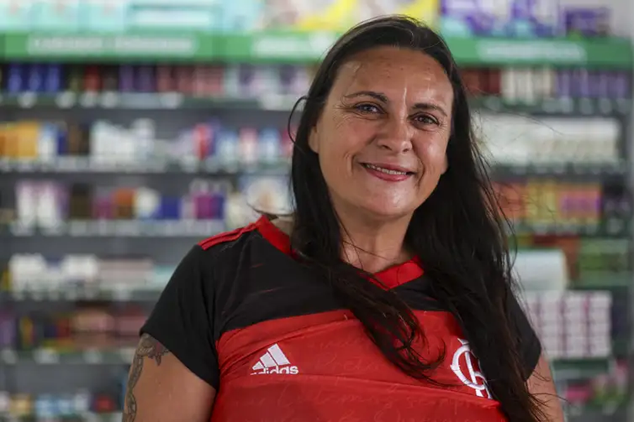 A atendente de farmácia Renata Correa recebeu com surpresa a notícia da isenção do IR para quem ganha até R$ 5 mil - Foto Marcelo Camargo/Agência Brasil
