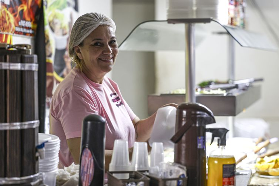  A cozinheira Elisabete dos Santos sente falta de maior comunicação do empregador com os empregados -Foto Marcelo Camargo/Agência Brasil
