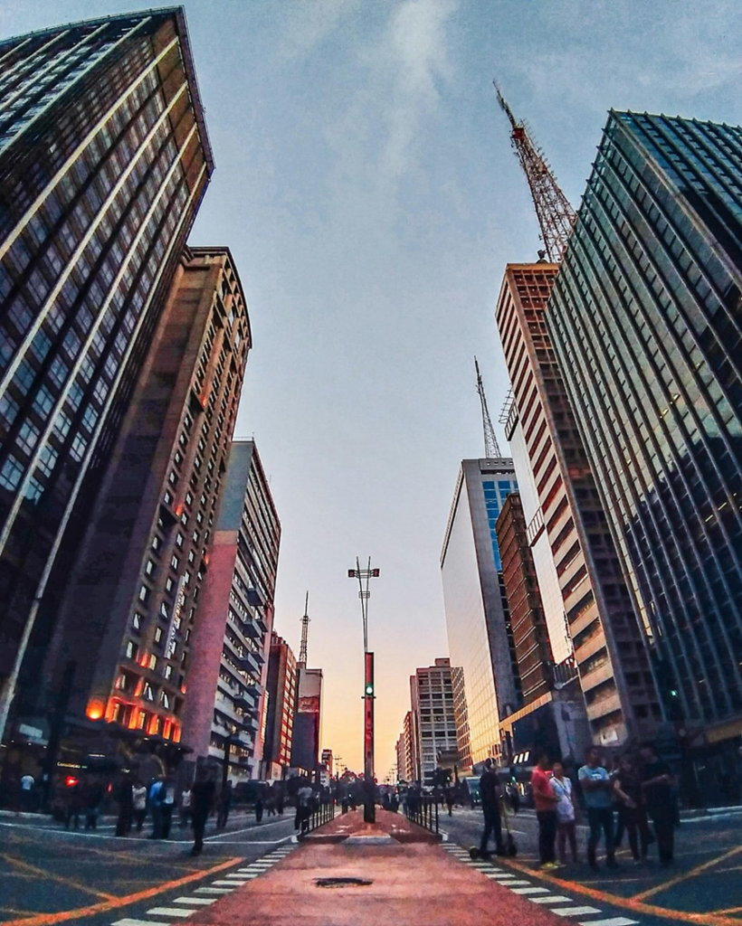 Áreas financeira e de tecnologia se destacam em salários de altos cargos em 2025
