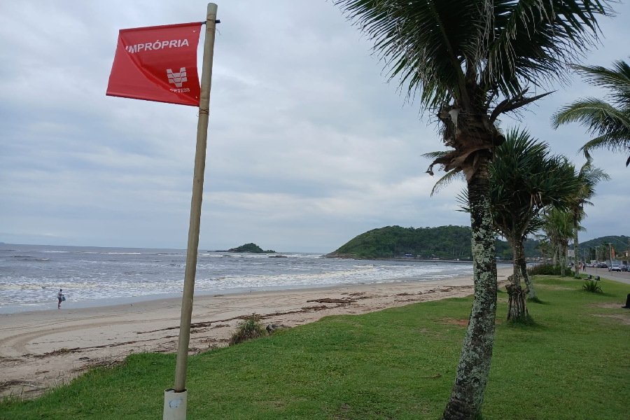 Bandeira vermelha sinaliza praia imprópria para banho em Itanhaém