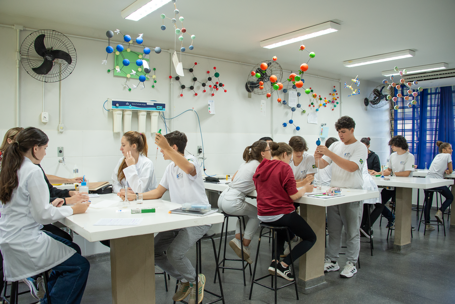 Estudantes veteranos da Unesp apoiam, sob supervisão docente, a recepção dos ingressantes tanto com informações e orientações