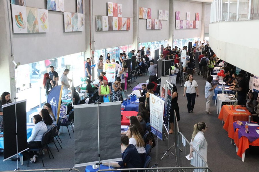 Casa do Trabalhador estará fechada na terça-feira (24) e vagas estarão disponíveis no Mutirão de Empregos e nas Casas do Cidadão