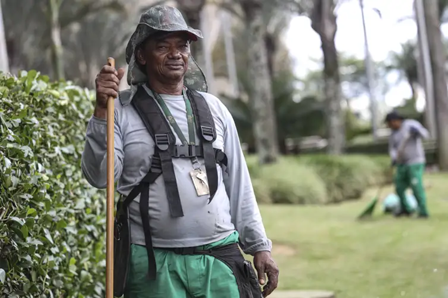 Para o jardineiro Arnaldo Manoel Nunes,  a isenção do IR é medida boa para o orçamento doméstico - Foto Marcelo Camargo/Agência Brasil
