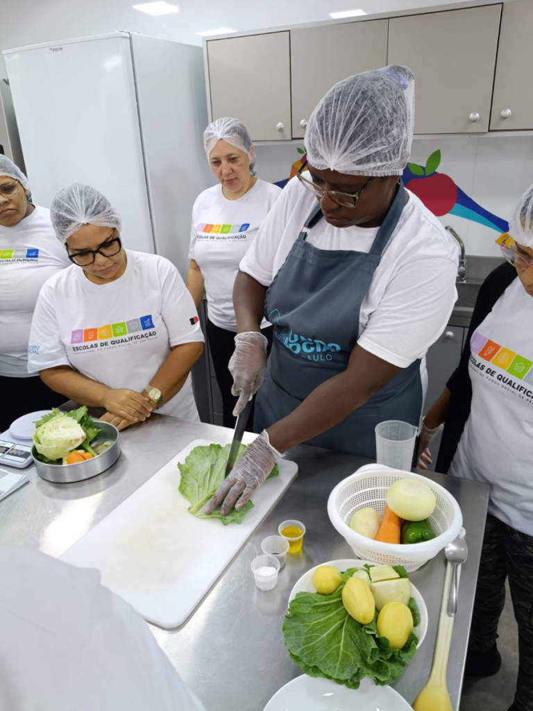 Pessoas em situação de vulnerabilidade social, como desempregados, beneficiários de programas assistenciais e mulheres chefes de família são o foco do programa