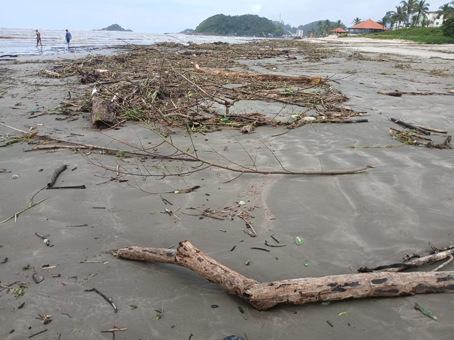 Ressaca marítima levou grande quantidade de entulho para a do Centro, em Itanhaém, nos últimos dias (FOTO: Marinaldo Cruz Filho - 27/2/2026)