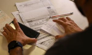 Salário mínimo de R$ 1.621 começa a ser pago nesta segunda-feira (2)