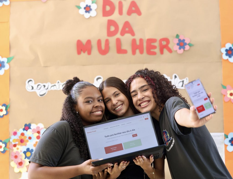 Estudantes da rede estadual criam site de denúncias de violência contra a mulher que simula portal de delivery de comida
