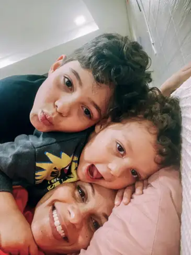 Psiquiatra Julianna Passos e os filhos Bernardo e Adam - Julianna Passos/Arquivo Pessoal

