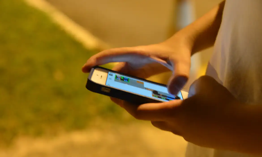 Rolagem infinita será proibida ao público infantil nas redes
