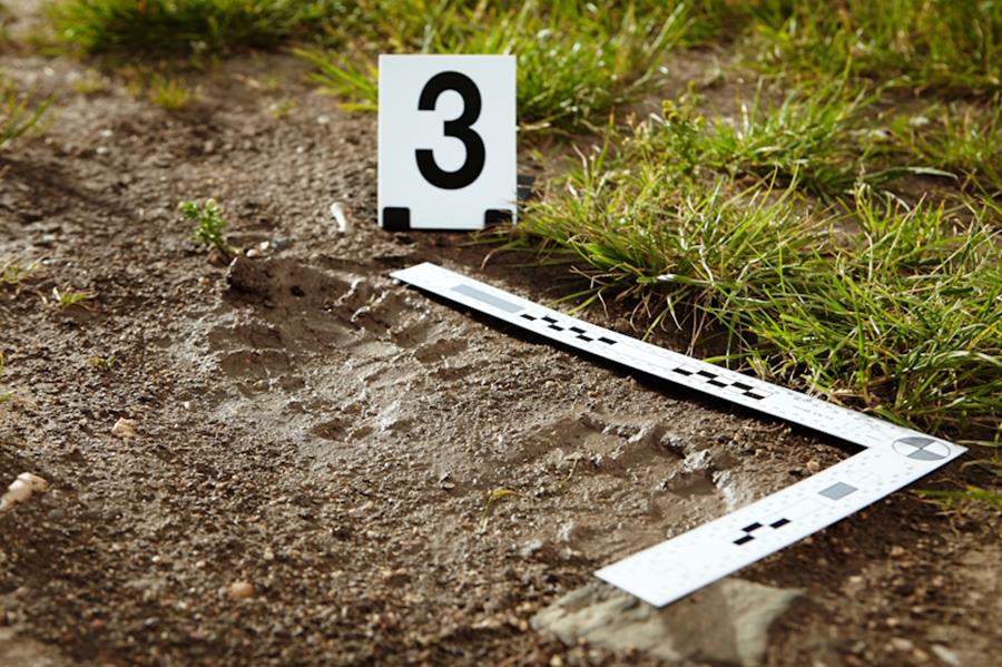 Vestígio de pegada deixada em cena do crime (Crédito: DepositPhotos)
