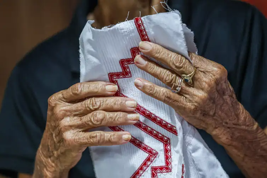 Bordadeira no Pará trabalha com a moda marajoara - Marcelo Camargo/Agência Brasil