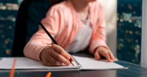 Estímulo da coordenação motora e memória: especialistas da USP mostram os benefícios da letra cursiva