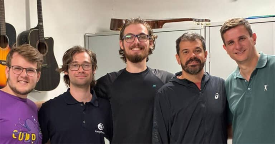 Equipe do projeto Enigma, os três à esq. e professores da Escola Estadual Miguel Jorge onde o jogo foi testado – Foto: Arquivo pessoal do professor Cléver Ricardo Guareis de Farias