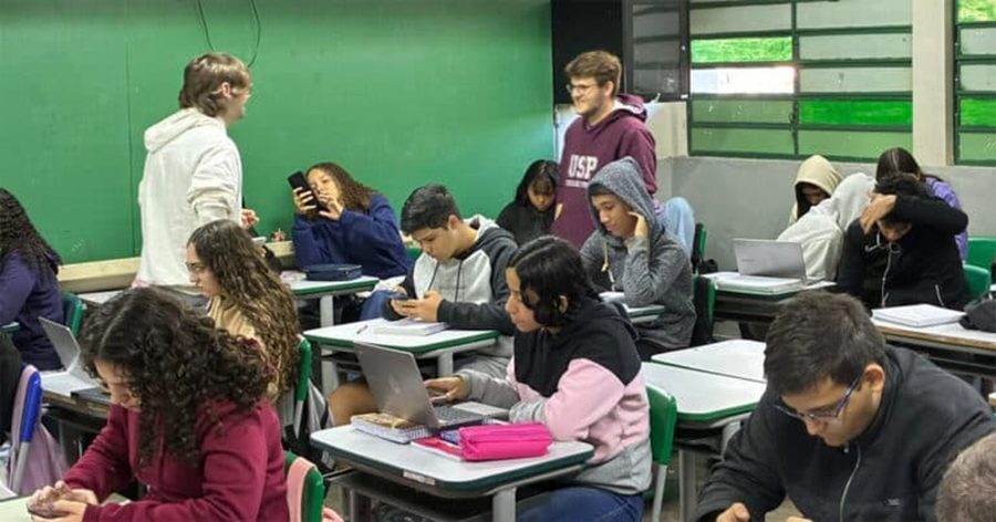 Estudantes testando o jogo Enigma – Foto: Arquivo pessoal do professor Cléver Ricardo Guareis de Farias