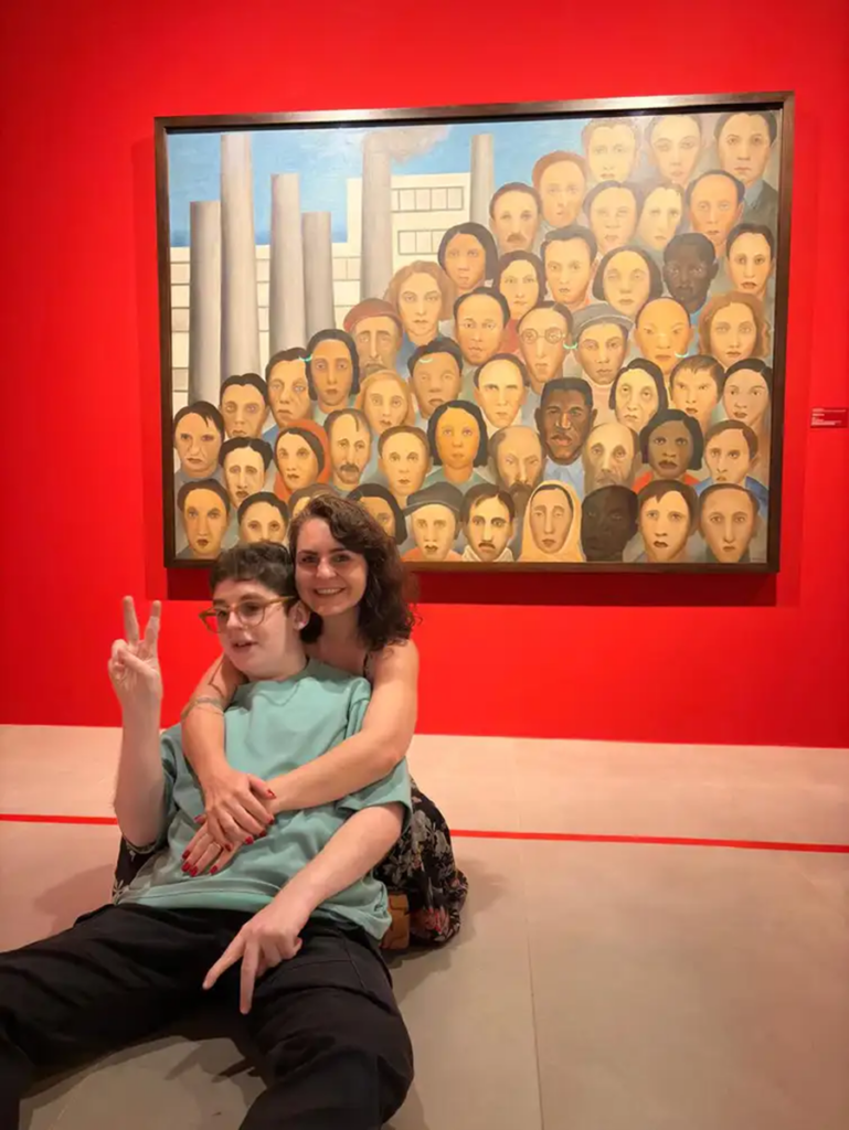 Joanna de Paoli, com o filho Pedro, diz que escola ainda não traz condições de acesso para todos - Foto Joanna de Paoli/Arquivo pessoal
