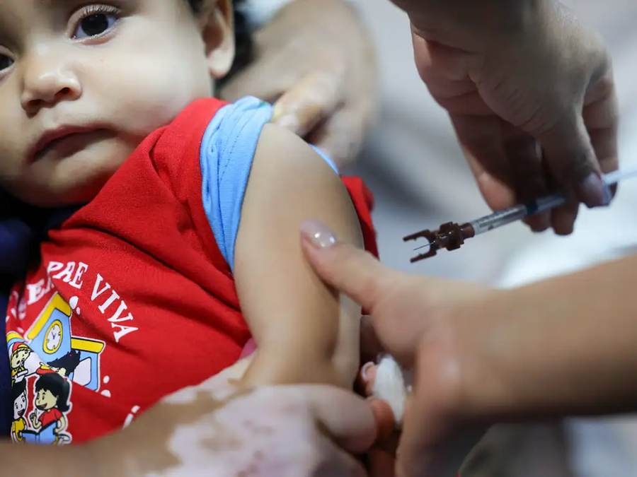 SUS começa a vacinar crianças com a pneumo 20, que protege contra pneumonia e meningite