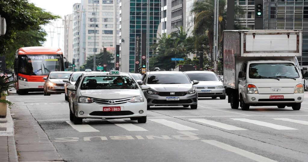 Motoristas têm até 30 dias para regularizar a propriedade do veículo após a compra. Descumprimento da regra gera multa, pontos na CNH e pode levar ao recolhimento do automóvel
