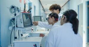 Programa da Secretaria da Educação oferece oportunidades em todas as regiões do Estado, com jornada de quatro horas diárias e possibilidade de efetivação após o período de estágio