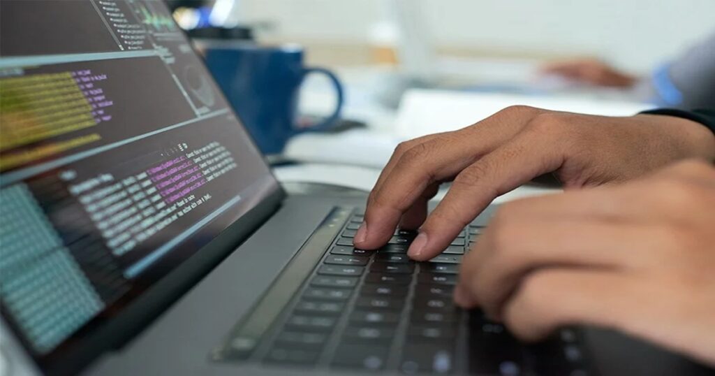 Empreendedor utilizando notebook durante curso online de empreendedorismo oferecido gratuitamente pelo programa Qualifica SP.