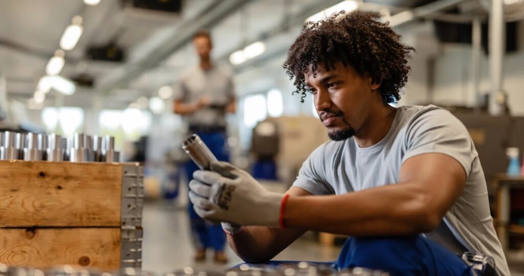 Trabalhadores são atendidos em unidade do PAT durante consulta às 15.688 vagas de emprego abertas em São Paulo nesta semana.
