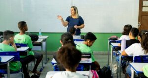 Mais de 162 mil professores fazem prova neste domingo em SP