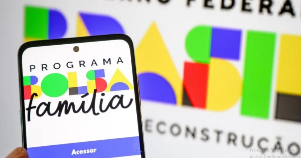 Bolsa Família é reajustado em 15%; medida vale a partir de outubro
