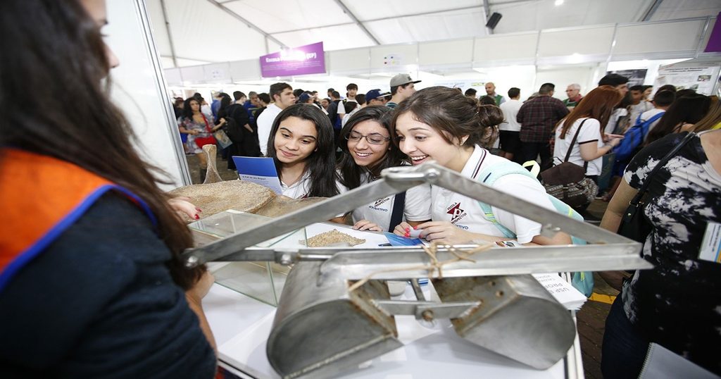 Estudantes na Feira USP e as Profissões – Foto: Marcos Santos / USP Imagens – Arquivo