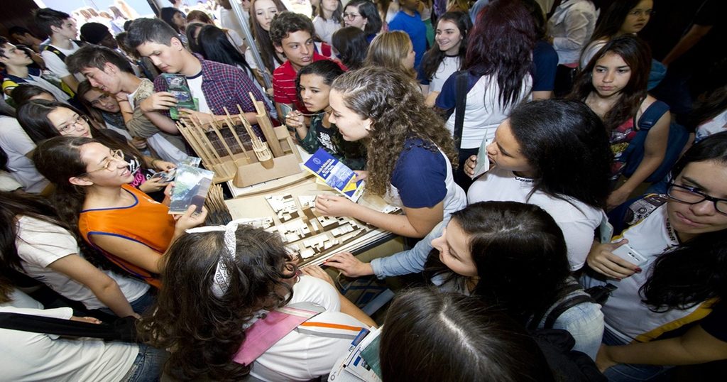 Interação de estudantes na Feira USP e as Profissões – Foto: Marcos Santos / USP Imagens